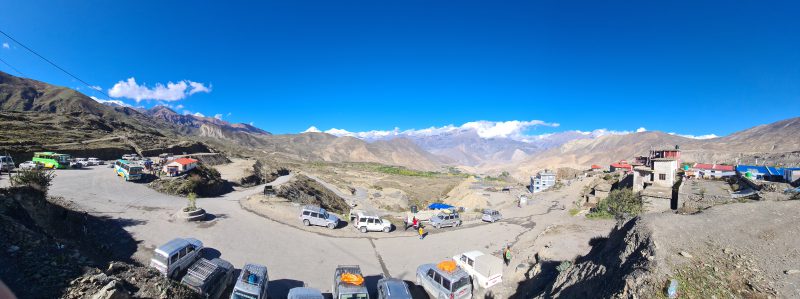 Bus- und Jeep Ankunft und abfahrt